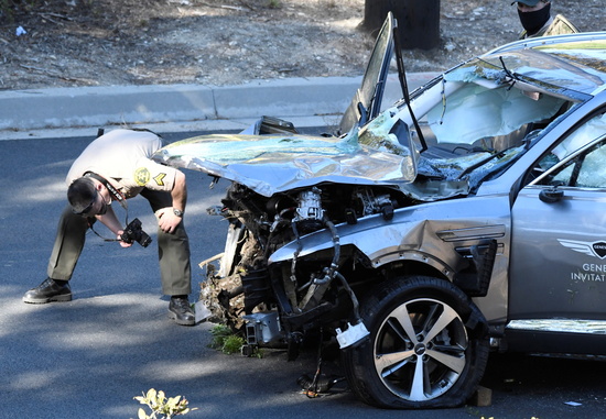 미국 로스앤젤레스의 보안관이 23일(현지시각) 발생한 교통사고로 전복됐던 골프 스타 타이거 우즈의 차량을 조사했다. /사진=로이터