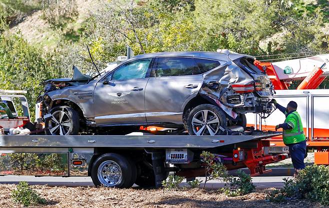 ‘골프 황제’ 미국의 타이거 우즈가 23일(현지시간) 운전하다 전복사고를 겪은 현대자동차의 SUV 제네시스 GV80의 피해 모습 [로이터]