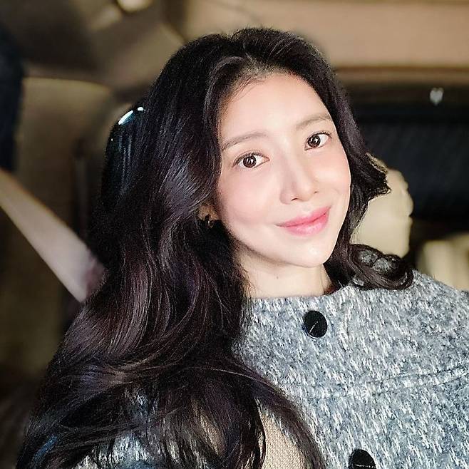 Actor Yoon Se-ah reported the recent transformation of black hair.Yoon Se-ah uploaded a picture to her Instagram on February 24 with the phrase Good day for me! Happy day!In the photo, Yoon Se-ah is smiling lightly in her coat in the vehicle, who showed off her beauty with a dark features and big eyes.The netizens who saw this responded such as Its been a long time since I took off my mask and My sister is so beautiful.