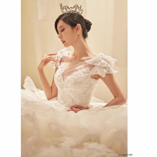 Actor Kim So-yeon shows off her elegant Wedding Dress figureKim So-yeon posted several photos on February 24th on his personal Instagram with an article entitled Penthouse Chun Seo Jin.Kim So-yeon in the picture is wearing a Wedding Dress and a little lowering his eyes. He is digesting a large Wedding Dress and a crown reminiscent of a cloud.In another photo, Kim So-yeon, who is wearing a neat mood dress, unlike the one before, is featured: a perfect side-by-side and a solid, sullen figure that doubled the deadly charm.It is the alluring Chun Seo-jin itself in SBS Penthouse.The netizens who watched this were impressed by the reaction such as I can not say it is a big hit and It is also luxurious.On the other hand, Kim So-yeon is in charge of Chun Seo-jin in the popular drama Penthouse.