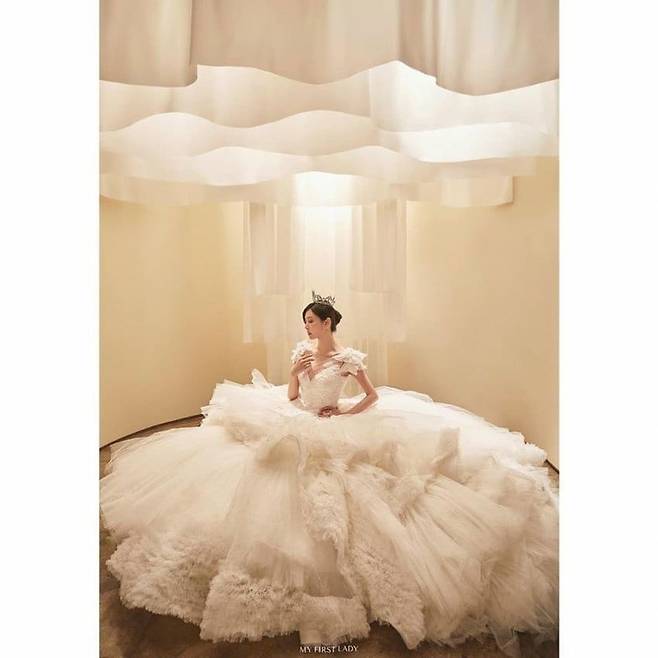 Actor Kim So-yeon shows off her elegant Wedding Dress figureKim So-yeon posted several photos on February 24th on his personal Instagram with an article entitled Penthouse Chun Seo Jin.Kim So-yeon in the picture is wearing a Wedding Dress and a little lowering his eyes. He is digesting a large Wedding Dress and a crown reminiscent of a cloud.In another photo, Kim So-yeon, who is wearing a neat mood dress, unlike the one before, is featured: a perfect side-by-side and a solid, sullen figure that doubled the deadly charm.It is the alluring Chun Seo-jin itself in SBS Penthouse.The netizens who watched this were impressed by the reaction such as I can not say it is a big hit and It is also luxurious.On the other hand, Kim So-yeon is in charge of Chun Seo-jin in the popular drama Penthouse.