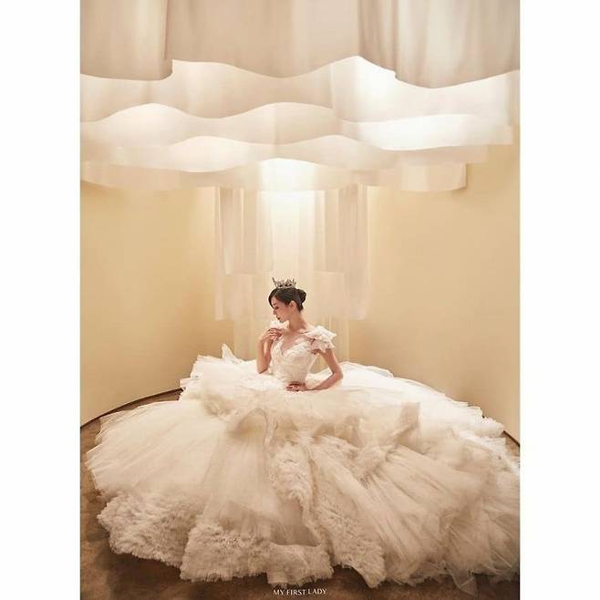 Actor Kim So-yeon shows off her elegant Wedding Dress figureKim So-yeon posted several photos on February 24th on his personal Instagram with an article entitled Penthouse Chun Seo Jin.Kim So-yeon in the picture is wearing a Wedding Dress and a little lowering his eyes. He is digesting a large Wedding Dress and a crown reminiscent of a cloud.In another photo, Kim So-yeon, who is wearing a neat mood dress, unlike the one before, is featured: a perfect side-by-side and a solid, sullen figure that doubled the deadly charm.It is the alluring Chun Seo-jin itself in SBS Penthouse.The netizens who watched this were impressed by the reaction such as I can not say it is a big hit and It is also luxurious.On the other hand, Kim So-yeon is in charge of Chun Seo-jin in the popular drama Penthouse.