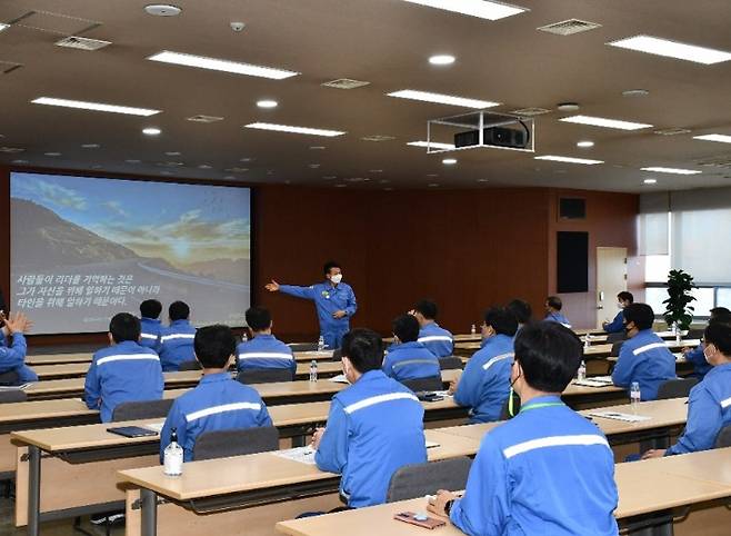 포항제철소 설비부문 직책보임자들이 리더십 교육을 수강하고 있다. 포스코 제공