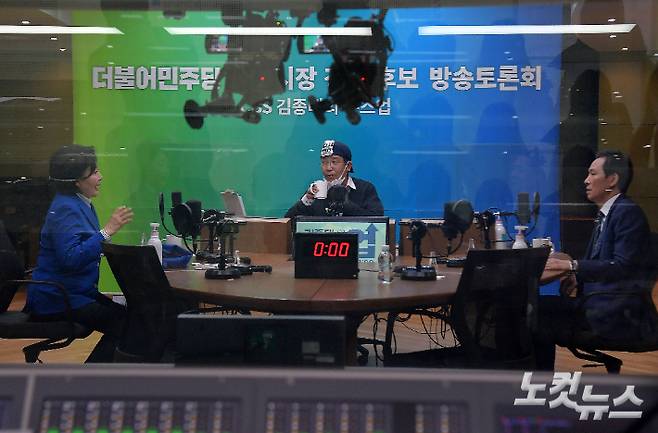 24일 저녁 서울 목동 CBS 스튜디오에서 열린 김종대의 뉴스업 더불어민주당 서울시장 경선 후보 방송토론회에서 박영선, 우상호 후보가 진행을 맡은 김종대 전 의원과 대화하고 있다. 박종민 기자