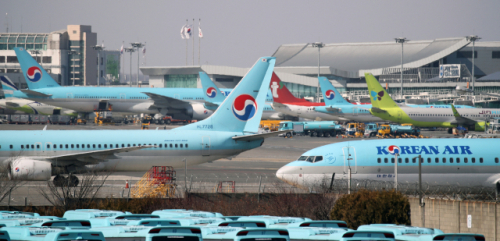지난 23일 서울 강서구 김포공항 계류장에 항공기들이 줄지어 있다. 왼쪽 맨 끝으로 대한항공의 보잉 777(HL8347) 여객기가 보인다. /연합뉴스