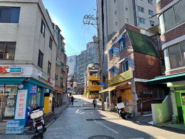 조선 태조의 둘째 왕비 신덕왕후의 능인 정릉을 중심으로 골목이 이어진다.