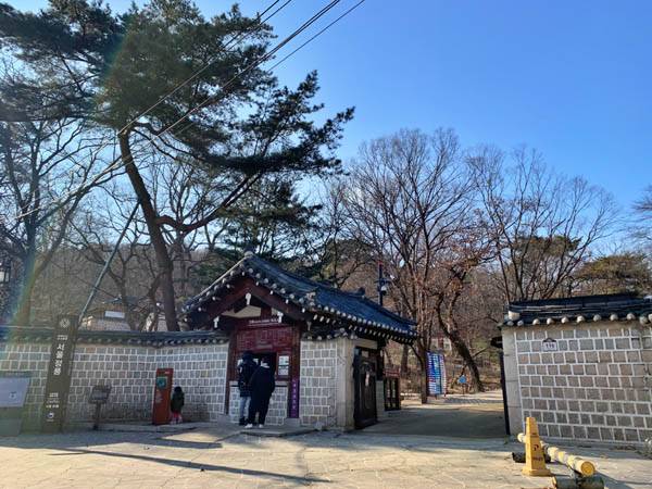 정릉은 동네 가운데 있어 평일에도 유람객들이 많이 찾는다.