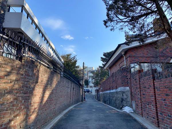 정릉 능역 일부를 불하받아 만든 교수단지가 있다.