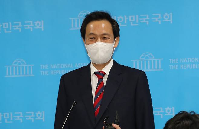 우상호 더불어민주당 의원이 25일 오전 서울 여의도 국회 소통관에서 “해야 할 일, 가야 할 길을 가겠습니다!”라는 제목의 선거 운동 소회를 밝히는 기자회견을 한 뒤 취재진 질문에 답하고 있다.(사진=연합뉴스)