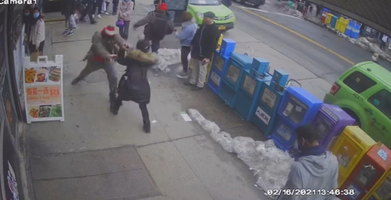 현지시간 16일 미국 뉴욕에서 아시아계 여성이 무차별적인 폭행을 당했다. 〈사진=트위터 Cleavon MD 캡쳐〉