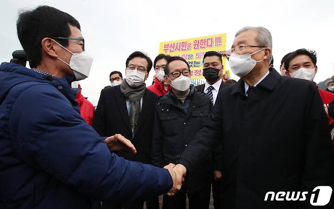 김종인 국민의힘 비상대책위원장이 1일 오전 부산 강서구 가덕도 대항전망대에서 가덕도 주민과 인사를 나누고 있다. 2021.2.1/뉴스1 © News1 여주연 기자