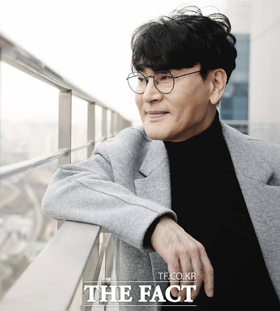 '남자라는 이유로'는 조항조가 리듬과 가창 스타일을 완전히 뒤바꿔 자신만의 스타일로 탄생시켰다.오랜 무명시절을 겪은 조항조에게 음악 인생의 전환점이 돼 준 노래다. /이선화 기자