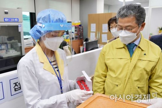 26일부터 접종에 들어갈 코로나19 백신이 25일 오후 광주광역시 서구보건소에 도착해 냉장보관에 앞서 의료진이 검수하고 있다.