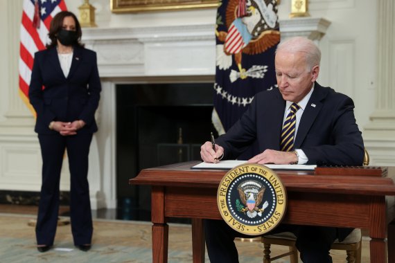 조 바이든 미국 대통령(오른쪽)이 24일(현지시간) 워싱턴DC 백악관에서 카멀라 해리스 부통령이 지켜보는 가운데 공급망 검토 행정명령에 서명하고 있다.로이터뉴스1