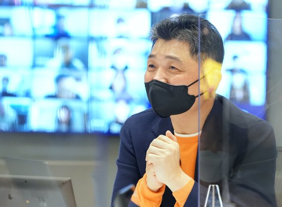 카카오 창업자 김범수 의장이 25일 ‘브라이언톡 애프터’를 진행하고 있다. 카카오 제공
