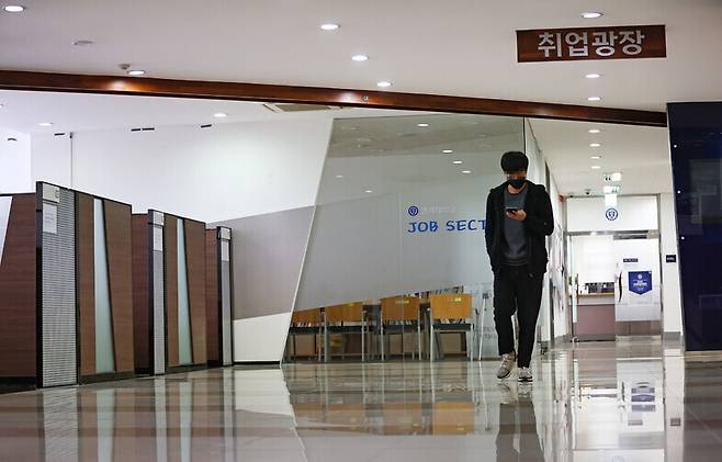 지난해 10월 21일 서울 서대문구 연세대학교 학생회관 내 취업 카페 상담 부스에서 한 학생이 걸어가고 있다. 연합뉴스