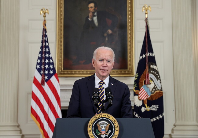 조 바이든 미국 대통령이 24일(현지시각) 백악관에서 연설을 하고 있다. 워싱턴/로이터 연합뉴스