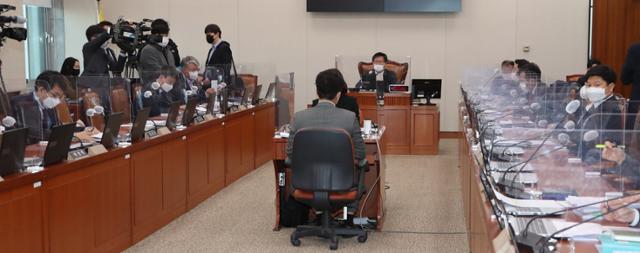 19일 국회 교통위원회 법안심사소위에서 의원들이 가덕도신공항 특별법을 논의하고 있다. 오대근 기자