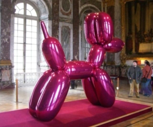제프 쿤스, '풍선 개(Balloon Dog)', 1994~2000, 파랑, 오렌지, 자홍, 빨강, 노랑의 다섯 가지 버전 중 자홍색 작품. 이중 오렌지는 크리스티 경매에서 약 650억 원에 팔렸고, 스테인리스 스틸로 만든 다른 작품 '토끼'는 약 1,000억 원에 팔렸다. (출처 Wikipedia)