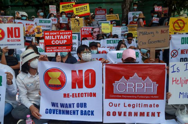 24일 미얀마 시민들이 주미얀마 인도네시아 대사관 앞에서 재총선 실시 주장에 반대하는 시위를 벌이고 있다. 양곤=AP 연합뉴스