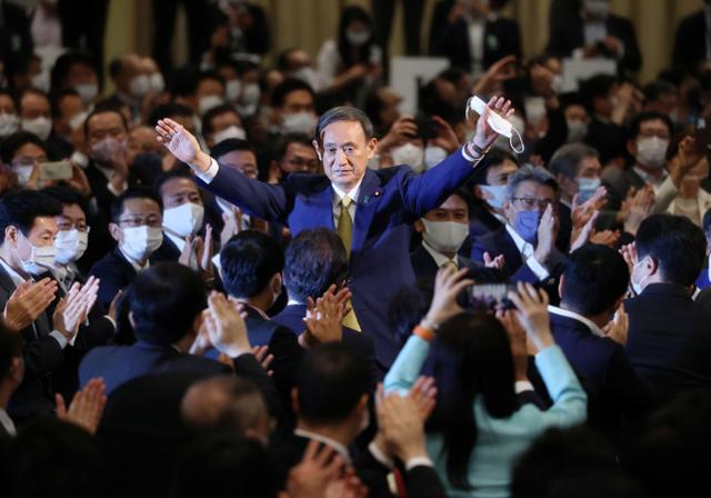 스가 요시히데 일본 총리가 지난해 9월 자민당 총재로 선출된 직후 손을 흔들어 인사하고 있다. 도쿄=AFP 연합뉴스