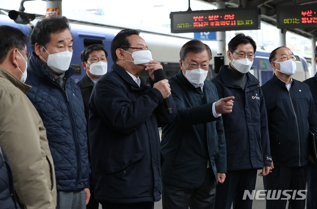 문재인 대통령이 25일 부산을 찾아 '동남권 메가시티' 구축 전략 보고회에 참석했다. [뉴시스]