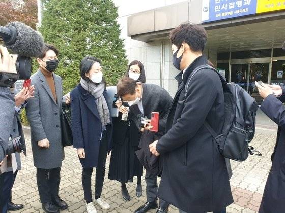 을왕리 사고 차량 동승자 B씨가 재판을 마치고 나와 C씨 유족에 대한 사과인사를 하고 있다. 심석용기자