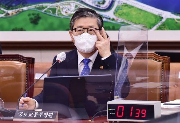 변창흠 국토교통부 장관이 22일 서울 여의도 국회에서 열린 국토교통위원회 전체회의에 출석해 질의에 답변하고 있다. 사진=뉴스1