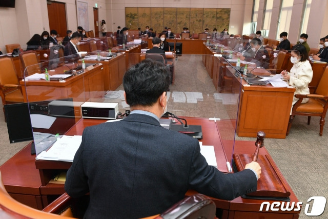 김승수 소위원장이 26일 오전 서울 여의도 국회에서 열린 문화체육관광위원회 문화예술법안심사소위원회에서 개의를 알리며 의사봉을 두드리고 있다. /사진=뉴스1.