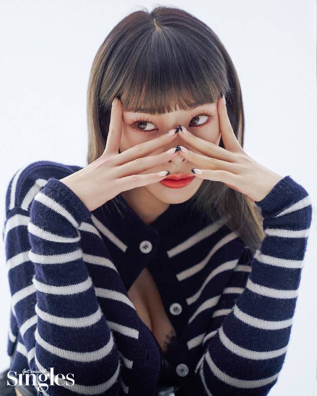 A Singer Heize pictorial has been released.Magazine Singles joined the agencys Pination last September and announced a new start. In January, Epik Highs regular 10th album and Yoo Hee-yeols Sketchbook appeared as Lee Su-hyun, and released a plump style picture of singer-songwriter Heize.Heize, who showed off his visuals that are not buried in colorful fashion that matches a pink tweed jacket with a blue lace top, showed off his perfect concept digestion like a fish that met water, unlike the worry of a long time ago, and completed a stylish cut like a single art book protagonist.Thanks to her energy, which freely crosses the atmosphere of Lee Su-hyun, which is distinct in her pure childs eyes and personality, the staff of the filming site also finished the work with a cheerful tension.Epik High, Nib, Eden, and all of these Lee Su-hyun, who seem to heal their eardrums even if they name them, have all collaborated with Heize.Heize, who wants to work with anyone who needs him, asked the secret reciprocal of the pouring Love call, Because it is a voice that harmonizes with various genres?It seems that the reason why many people find the mixture of various genres is because it is soft. I plan and plan the next album while preparing the album.I am worried about it and I have worked hard, so this album is more precious and thankful. Heize, who is worried day and night to show a better appearance and a new appearance than before, said, I record anything every day.(Singer-songwriter) a person who tells the public his diary.I think I think this is what I think when I put my story in Music. He honestly conveyed his own belief in putting the story in the song.Especially, Music is a necessary thing for everyone.Its as necessary as love because you can be comforted and share your feelings. He also said, I havent had a solo concert yet.If Corona is well finished this year, I want to face my fans with a concert, he said, expressing his sincere desire to get closer to the public.Meanwhile, since his debut in 2014, Singer-songwriter Heize, who has completed his own color by releasing numerous hits such as Do not Come Back, I Do not Know You, Rainy Comes and So, will continue his active music activities in 2021.Many people are paying attention to the news that they are spurring collaboration with other Lee Su-hyun as well as new albums scheduled for release in March.