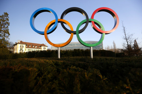 올림픽 링 - 올림픽 링이 24일 스위스 로잔에 있는 국제올림픽위원회(IOC) 본부 앞에 있다.  로이터 연합뉴스 2021-02-25