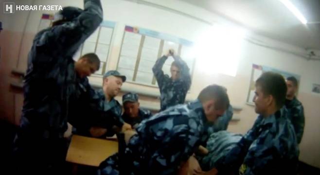 러시아의 인권단체가 공개한 영상 캡쳐. 교도소 내 수감자가 교도관들로부터 구타를 당한 뒤 쓰러진 모습을 담고 있따