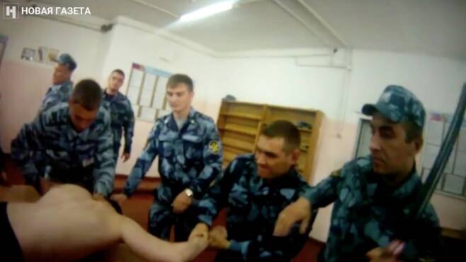 러시아의 인권단체가 공개한 영상 캡쳐. 교도소 내 수감자가 교도관들로부터 구타를 당한 뒤 쓰러진 모습을 담고 있따