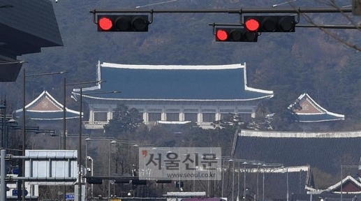 검찰개혁 속도 조절론을 두고 당청이 엇박자를 내고 있다는 논란이 지속되는 가운데 지난 21일 서울 광화문광장에 있는 빨간 신호등 너머로 청와대의 모습이 보이고 있다.오장환 기자 5zzang@seoul.co.kr
