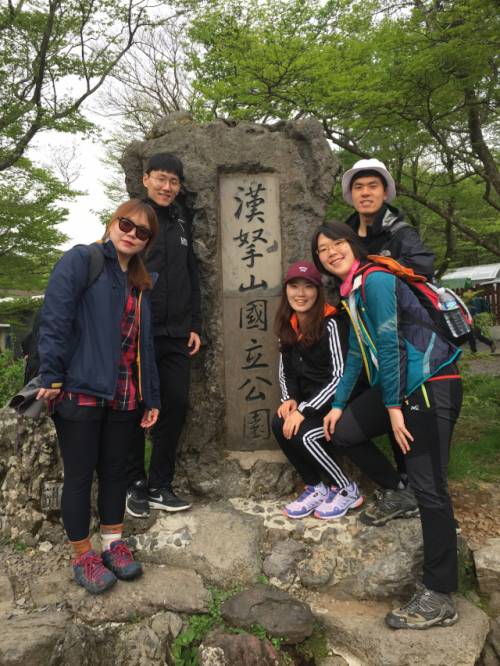 제주도 워크샵, 마리몬드 구성원들과 함께 한라산에 등반한 유진님 (와인색 모자)