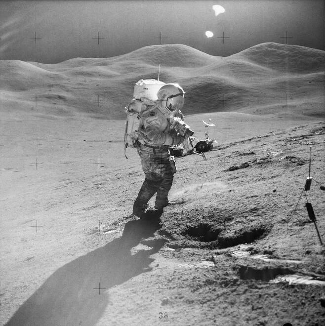 달 표면의 아폴로15호 우주비행사 데이비드 스콧 [NASA 제공/ 재판매 및 DB 금지]