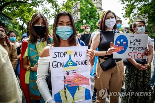 프랑스 파리 주재 중국 대사관 부근에서 '위구르족 탄압'에 항의하는 시위대 [파리 EPA=연합뉴스 자료사진]