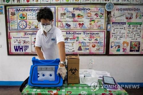필리핀 의료진의 코로나19백신 접종 예행연습 [로이터=연합뉴스]