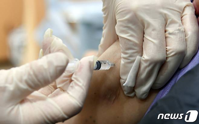 26일 오전 부산 해운대구 보건소에서 아스트라제네카(AZ) 백신 접종이 실시되고 있다.2021.2.26(사진공동취재단) © 뉴스1