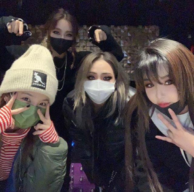 Park Bom posted a picture on the 26th instagram with an article entitled Happy Birthday CHAE LIN ~ Our Lida ~ #2ne1 # Park Bom #happy birthday CL.The photo shows a complete 2ne1 with 2ne1s Park Bom Sandara Park Minzy all gathered.This photo shows the day of Minzys birthday party on January 22nd.The sticky friendship of the members celebrating the birthday of 2ne1 leader CL attracts attention.The members who are walking their own way into different agencies, but the warm figure of 2ne1 who still thinks about each other is admirable.Meanwhile, 2NE1 debuted in 2009 as Fire (Fire), gaining popularity that has created a craze in the music industry.Since then, she has been loved by I Dont Care, Im the Best, Lonely, Come Back Home.It officially disbanded in 2016.