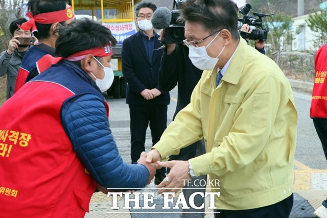 이정희 국민권익위원회 고충처리 부위원장이 26일 포항 수성사격장 소음·진동 피해현장을 방문했다./국민권익위 제공