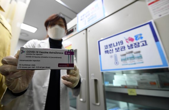국내 첫 코로나19 백신 접종을 하루 앞둔 지난 25일 서울 올림픽로 송파구보건소에서 보건소 관계자들이 아스트라제네카 백신을 검수하고 있다. 내일 27일부터는 화이자 백신 접종이 시직된다. /사진=서동일 기자