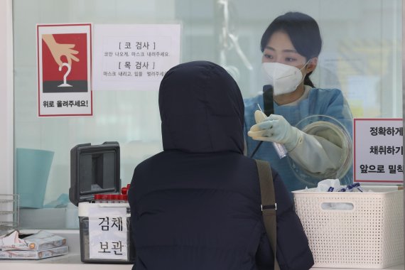 서울 강서구에 위치한 강서구보건소에서 한 시민이 코로나 검사를 받고 있다. /사진=박범준 기자