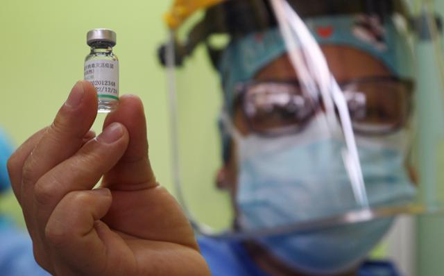 페루 수도 리마의 공공병원에서 9일 의사가 중국산 시노팜 코로나19 백신을 의료진에게 접종하기 전 들어 보여주고 있다. 리마=AP 뉴시스