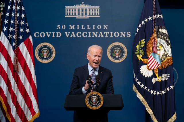 조 바이든 미국 대통령이 25일 코로나19 백신 5,000만회 접종 달성을 기념하는 백악관 행사에서 연설하고 있다. 워싱턴=AP 뉴시스