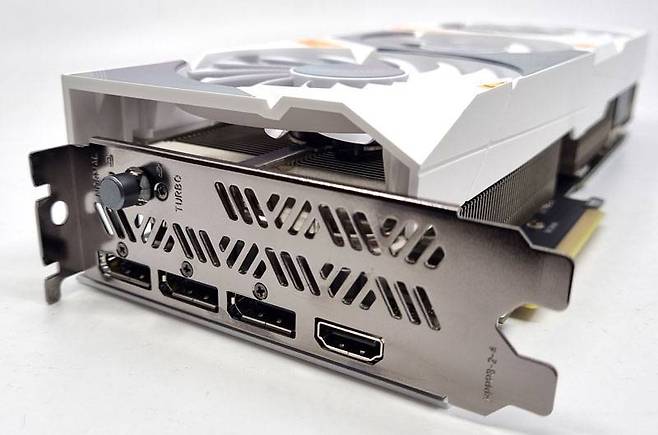 아이게임 지포스 3060 울트라의 후면 패널은 OC 버튼 및 DP(x3), HDMI 포트(x1)를 갖췄다