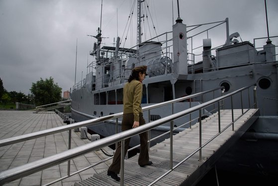 1968년 북한에 나포된 미 해군 소속 군함 푸에블로호는 박물관이 됐다. 2017년 인민해방군 소속 가이드가 배 안으로 걸어가고 있다. [AFP=연합뉴스]
