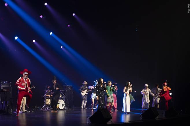 Leenalchi and the Ambiguous Dance Company perform at the LG Arts Center in June 2020. (LG Arts Center)