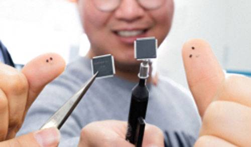 삼성전자 미니LED TV에 들어가는 LED 전류 구동 칩(S6LP441, 가운데 큰 칩)과 이를 관장하는 컨트롤러 칩(S6LDMB1, 양쪽 작은 칩). [사진 제공 = 삼성전자 뉴스룸]