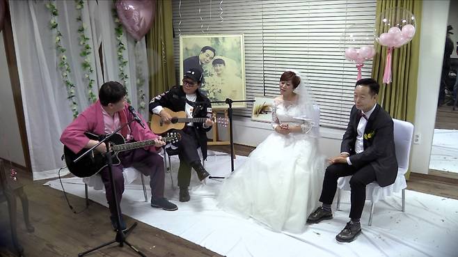 Singer Song Chang-sik appeared in a remind wedding of Im misuk, Kim Hak-rae and his wife.JTBC I can not be No. 1, which will be broadcast on February 28, will be accompanied by gag woman Kim Ji-min.Kim Ji-min strongly denied the marriage to Heo Kyung-hwan, who became a hot topic, saying, It is not me or Heo Kyung-hwan.However, he said, If I get married, I will do it with a comedian. He raised expectations for the birth of the 17th couple.In the VCR of the Sookrae couple, which was released afterwards, the member Song Chang-sik of Cecibong appeared in surprise.Song Chang-sik, who ran to the call of Cho Young-nam, was impressed by the fact that he was late for the wedding of the couple 30 years ago and was sorry that he could not call a ceremony.But when the couple asked each other for their first impressions during the Cecibong period, Cho Young-nam hesitated, I was so freaked and why (?I wanted to come. Song Chang-sik acknowledged the poor behavior and told the story of the difficult times of poverty.The four of them then fell into memories at that time, watching the wedding of the Sukrae couple and the video of the day they came in. Suddenly, Choi Yang-rak of the young age appeared in the video and laughed with a steady performance.Song Chang-sik was surprised to sing a celebration We, which he had promised to call 30 years ago, and to sing a duet with Cho Young-nam for the first time ever.Im misuk showed tears in the duet songs of a celebration, Cho Young-nam, and Song Chang-sik, which he heard in 30 years, and the studio that watched it was also a tear sea.